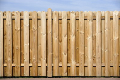 Comment peindre votre clôture de jardin en bois.