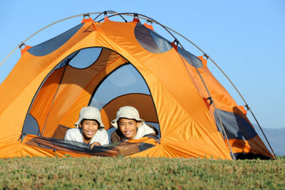 Мальчики любят палатки. 