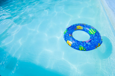 Um vazamento na piscina deve ser detectado rapidamente para um banho ininterrupto.