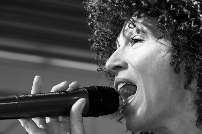 여성의 노래와 시에서 평등을 요구하다