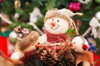 Make a snowman with pine cones