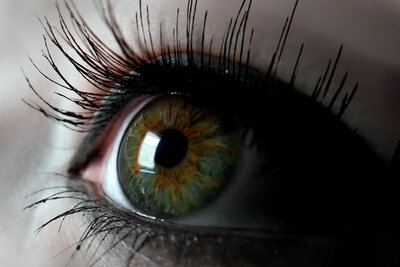 Rudos akys dažnai būna žalsvos.