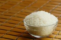 How is rice peeled?