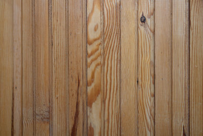 लकड़ी का चौखटा - एक व्यक्तिगत दीवार को कवर करना।