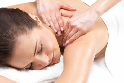 Un massaggio del corpo con aceto di mele ha un effetto rinfrescante e rilassante allo stesso tempo. 