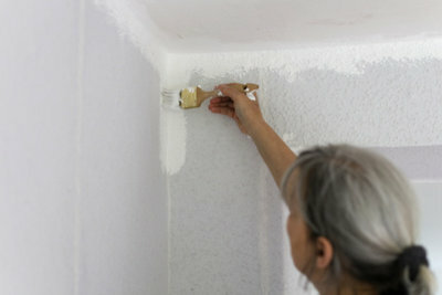 Paint the corners before rolling up the plaster.