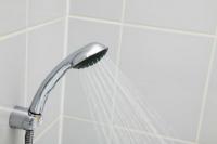 Utilisation correcte de la baignoire avec zone de douche