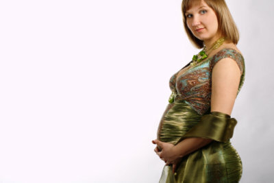 妊娠中の女性のための素敵なイブニングドレス-問題ありません。