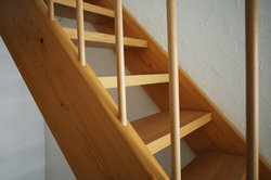 Un escalier relie plusieurs étages.