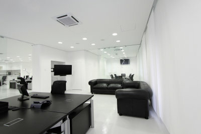 צבע קיר לבן משתלב היטב עם רהיטים שחורים.