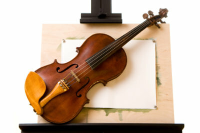 Stradivarius havde sandsynligvis den største indflydelse på violinens udseende.