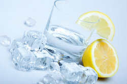 Calcium is contained in mineral water.