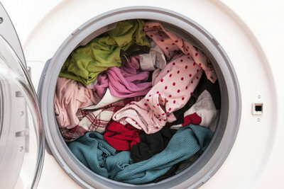 To avoid white lines on the laundry, do not overfill the washing machine.