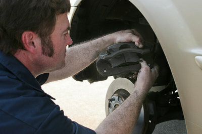 Hvis styret vibrerer ved bremsning, skal bremseskiverne udskiftes.