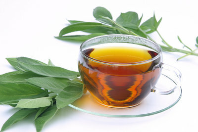 Sage tea helps against problems in the throat.