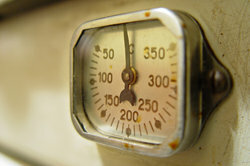 Dujų termometras gali matuoti įvairias temperatūras.