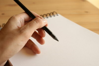Rašymas veidrodiniu rašymu dažnai yra lengvesnis kairiarankiams. 