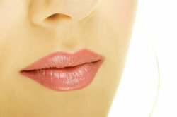 Filtrum, üst dudağın şeklinden kısmen sorumludur.
