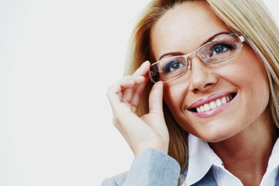 눈 앞에서 눈이 보일 때 안경을 쓴다는 것은 무엇을 의미합니까?
