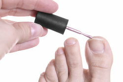 Sililevo nageluppbyggnadsbehandling appliceras som ett nagellack. 