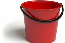Um balde como um dispositivo de medição para determinar a taxa de fluxo