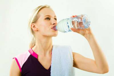При простуде важно пить много жидкости.