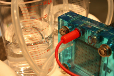 Destillert vann er ofte nødvendig for eksperimenter. 