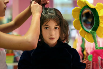Anda bisa menggunakan gunting dan sisir untuk memotong sendiri potongan rambut anak.