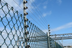Algumas cercas até protegem uma área com alta tensão extra. 