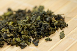 תה ירוק מסייע נגד עיגולים כהים.