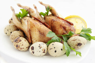 Una cena di Natale tradizionale può essere il pollame arrosto.