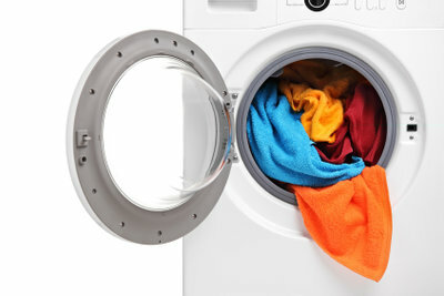 Lagre et løftesystem med en vaskemaskinplattform.