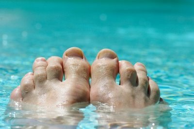 Mandi air dingin adalah pereda nyeri untuk jari kaki yang bengkak.