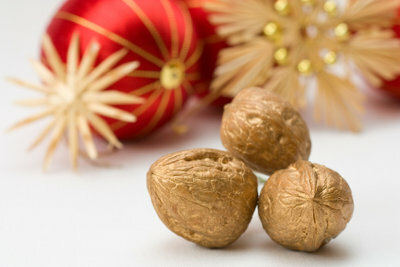 Zlati oreški okrasijo drevo za božič.
