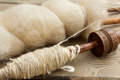 Hilas lana con un huso de mano