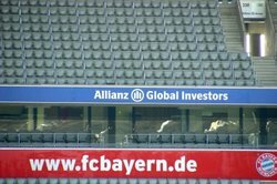 Artikel penggemar Bayern Munich juga tersedia di Allianz Arena.