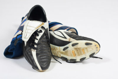Cómo atar botas de fútbol anchas.