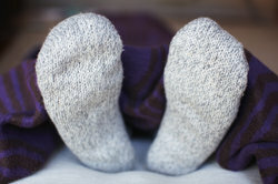 Kaus kaki tebal juga dapat membantu mengatasi kaki yang dingin.