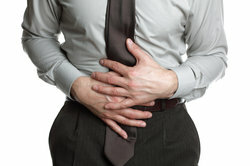 La diarrhée est souvent accompagnée de crampes.