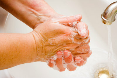שטיפת ידיים תכופה מייבשת את העור בין האצבעות.