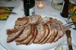 Daging babi panggangnya empuk dan enak meski sudah diisi. 