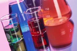 Kyseliny a zásady sú nepostrádateľné v každom laboratóriu.
