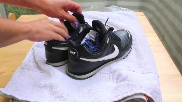 जूतों को तौलिये से स्टफ करें। 
