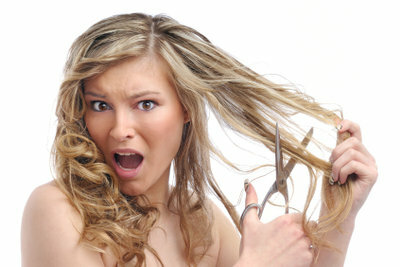 Ak máte na temene chrasty, vlasy neodrežte, je lepšie myslieť na prekyslenie v sebe.