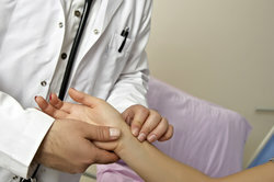 O pulso da artéria radial pode ser facilmente medido no pulso.