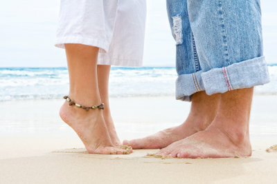 Pastaiga ar basām kājām palīdz samazināt ādas pietūkumu.