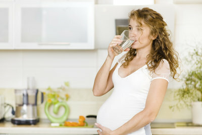 Vous devez vous assurer que vous buvez suffisamment de liquides pendant la grossesse.