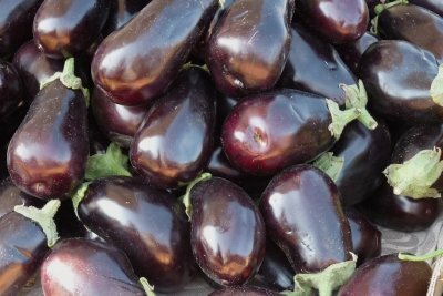 Färgen aubergine kommer från grönsaken med samma namn.