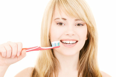 Menyikat gigi juga membantu melawan bau mulut.
