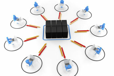 एक पीयर-टू-पीयर नेटवर्क कई वर्कस्टेशन को जोड़ता है।